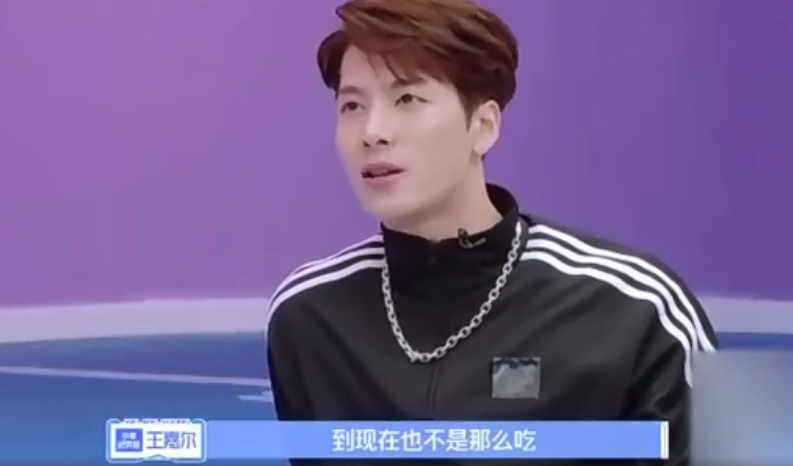 王嘉尔|王嘉尔出道时样样不如人，拼命减肥“魔鬼式自律”，暴瘦36斤