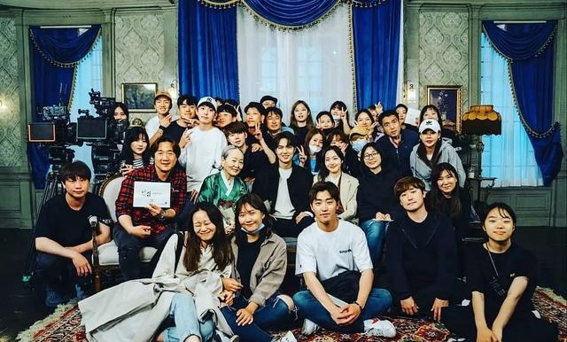 『明星素颜』李敏镐新剧杀青！大合影“君主夫妇”最后大合照，李敏镐变铁憨憨