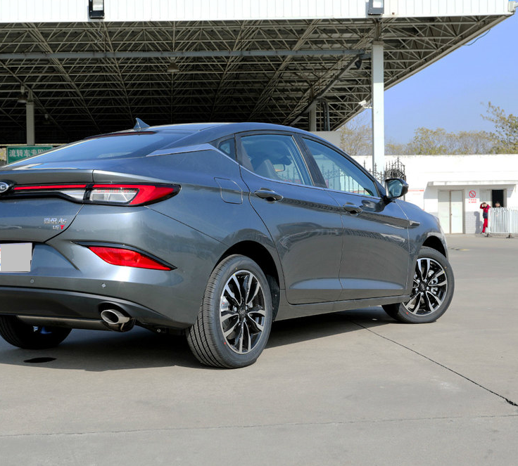 轿车：国产中的一匹“黑马”！轴距2米7配10.4寸屏，5.8W起比捷达漂亮