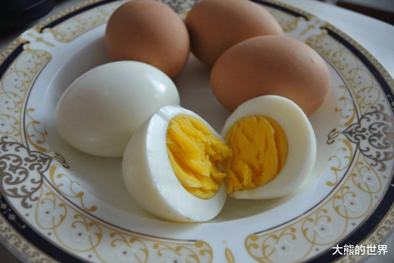 |煮鸡蛋，用清水煮是外行！多加2样，鸡蛋软嫩鲜香，不破壳好剥壳