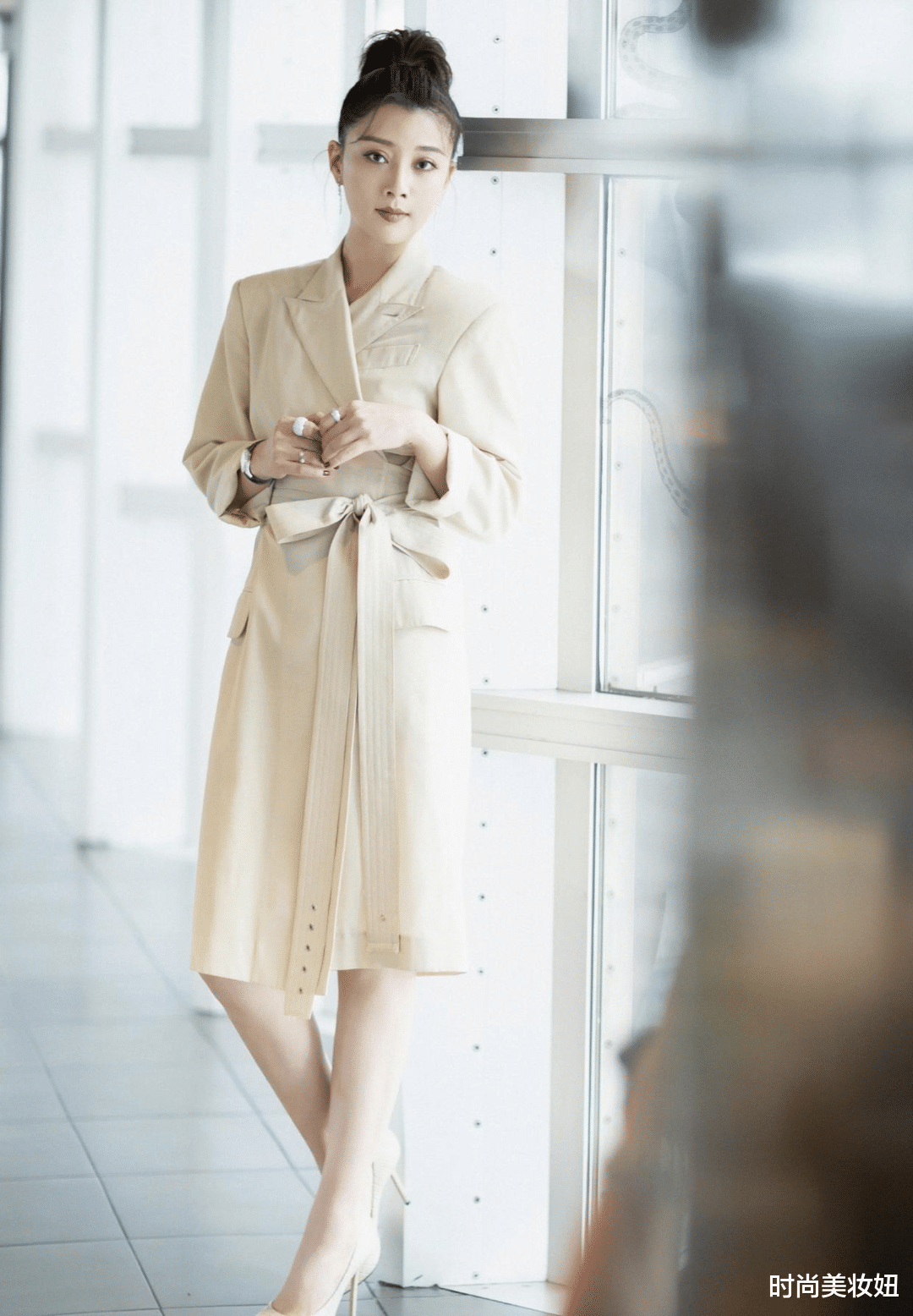 西装|殷桃的“美”太惊艳!穿杏色西装连衣裙配高马尾,真的被迷住了