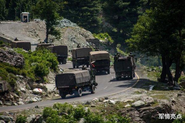 『印度』印撤走边民，制高点架起机枪，三大王牌师一线增兵，主力装备聚集