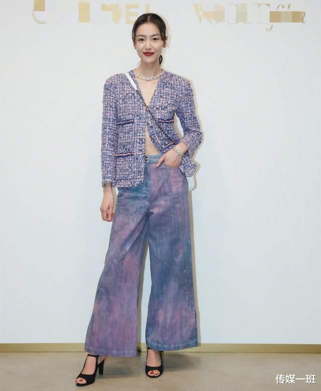 王一博|盛典合影有玄机：杨幂靠边不敌宋茜，王一博陈伟霆位置前进，刘雯长腿抢镜