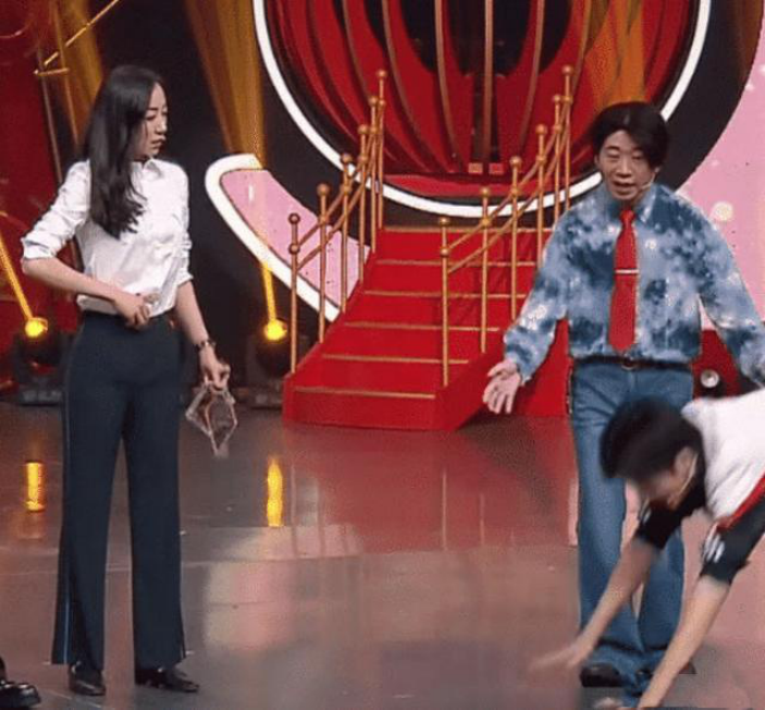 韩雪▲韩雪节目中扣子裂开，杨迪偷偷暗示后，救场堪比“教科书式”救场