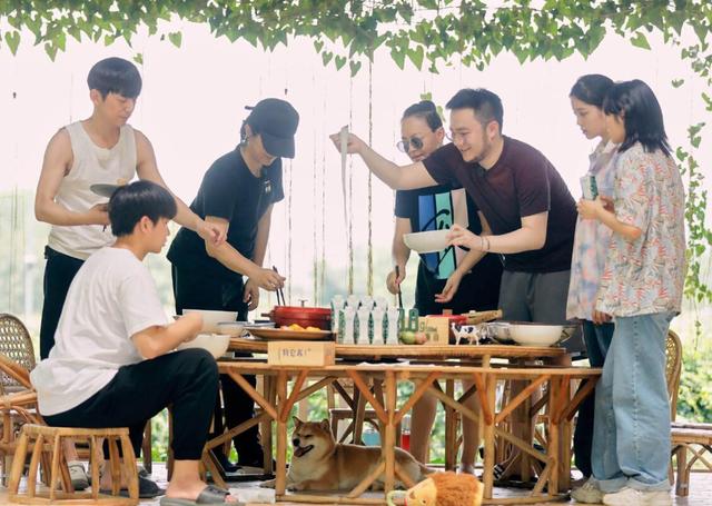 向往的生活|《向往的生活》加更，一家四口畅想新生活，黄老师曝下季录制地？