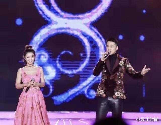 粉色|李小萌少女感无敌了,穿粉色连衣裙配高马尾甜美减龄,像20岁