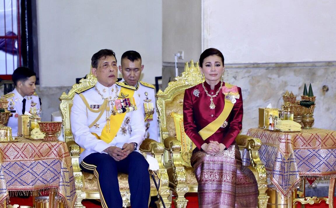 苏提达|苏提达王后换了新发型一脸娇艳,拉玛十世染黑头发却显得衰老不堪