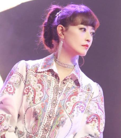 『连衣裙』52岁周海媚不低调，身穿印花连衣裙美得出众，马尾辫减龄又惊艳