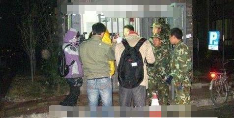 [陈琳]凌晨2点, 杨坤搭档\戴着口罩, 穿着红鞋\, 惨死草丛, 尸检报告藏真相?