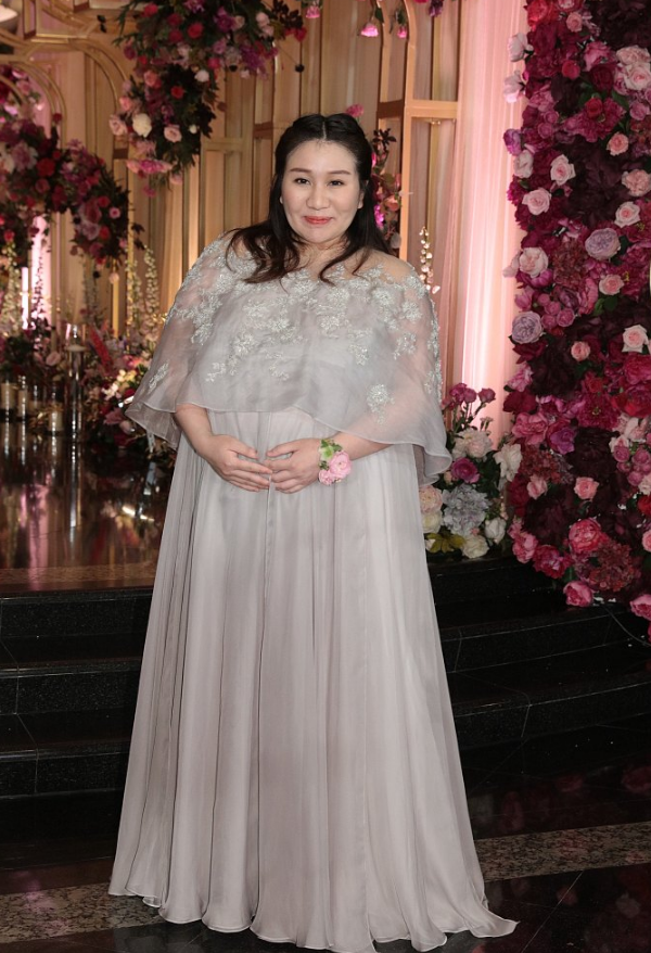 赌王女儿何超盈产后4个月瘦出尖下巴,目测瘦了30斤