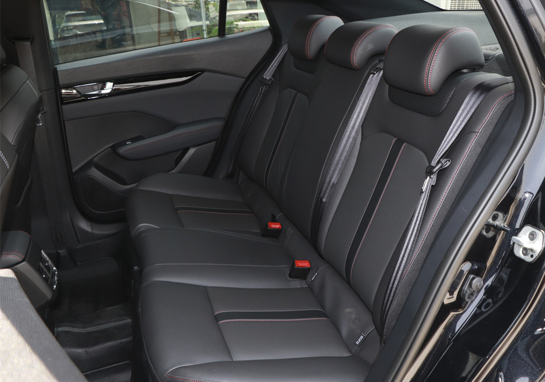 新车：又一国产“黑武士”诞生！溜背车身，回头率不输思域，仅6.99W起