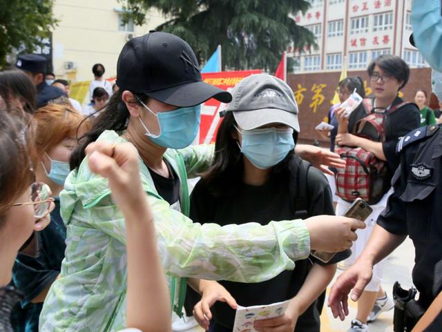 张子枫|张子枫高考之际,黄磊发文祝福,被网友质疑太偏心