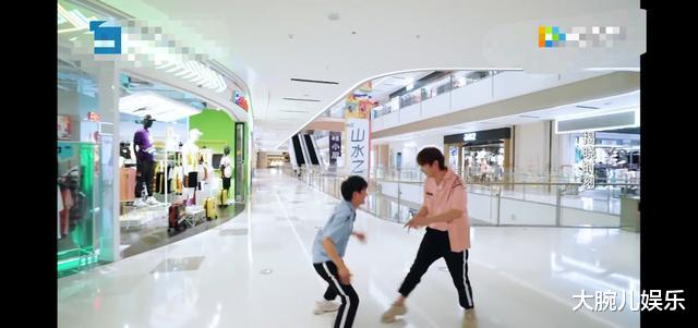 【郭麒麟】《跑男》：还没见过这么“怂”的撕名牌现场，却意外很好看