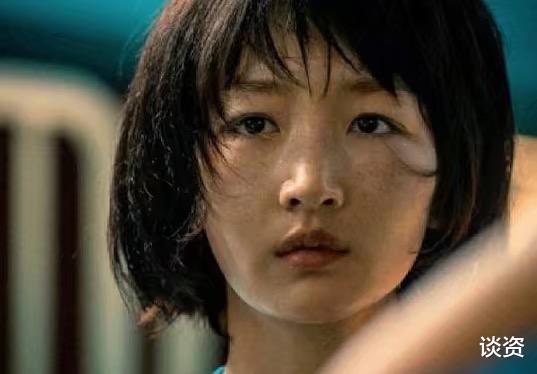 周冬雨|张艺谋新片上映，新谋女郎露腿被冻红，能否成为周冬雨的接班人？