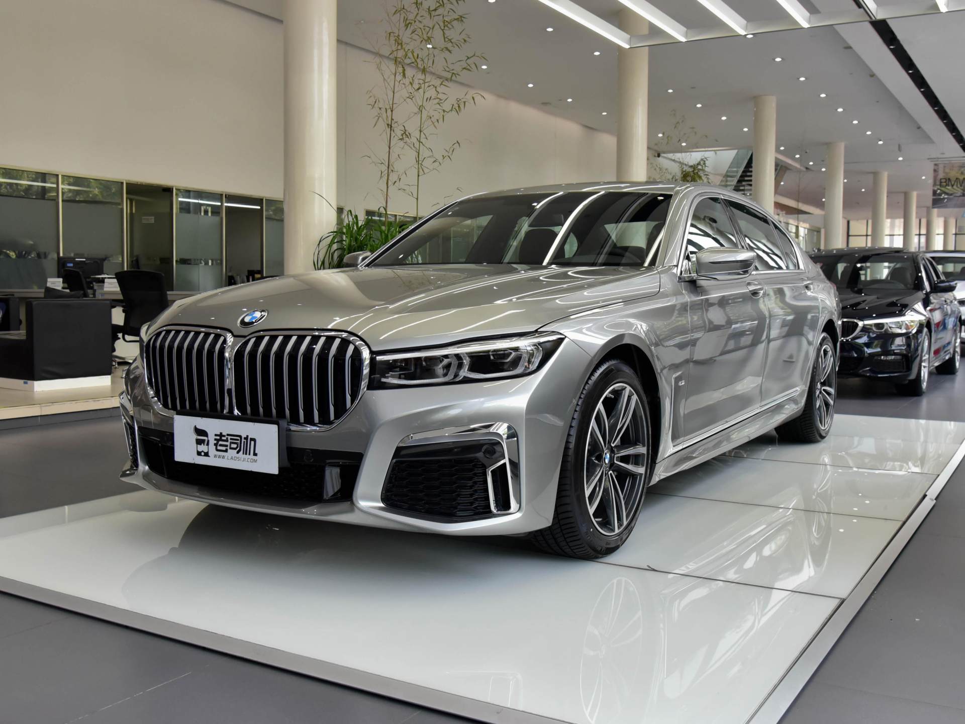 宝马7系|奥迪A8L遇到对手了！比奔驰S级还气派，轴距3210mm，售价不过百万