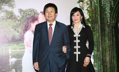 「佘诗曼」比佘诗曼出名，却甘当妾室20年，与正室姐妹相称，如今弃影从商身家过亿
