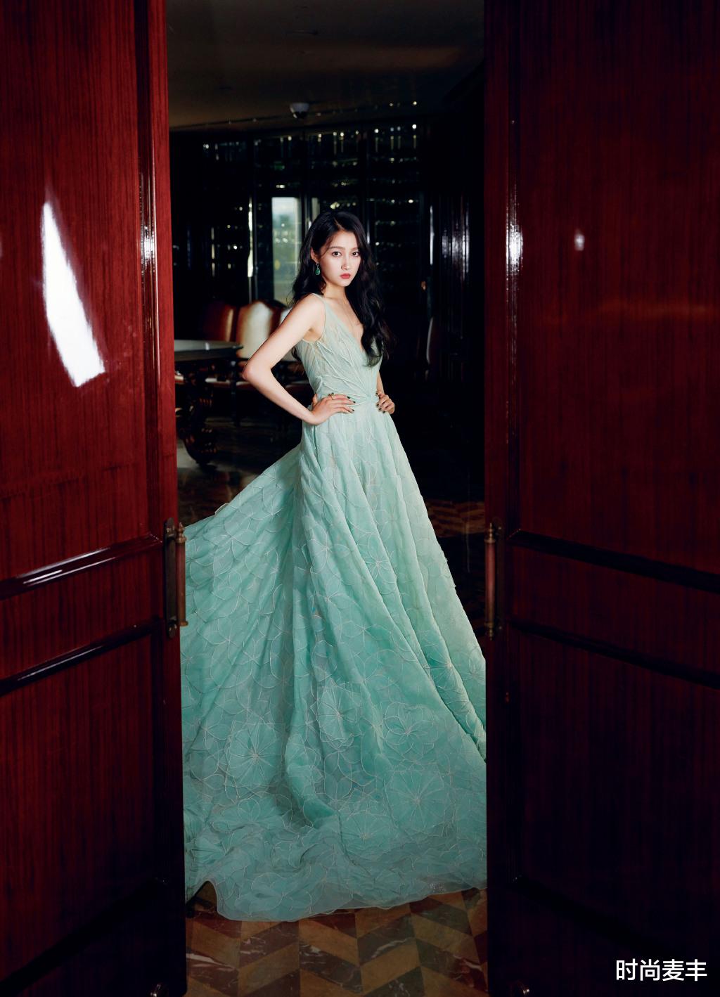 『关晓彤』关晓彤穿2米长薄荷绿礼服，宛如自带仙气，配同色系眼影更美了