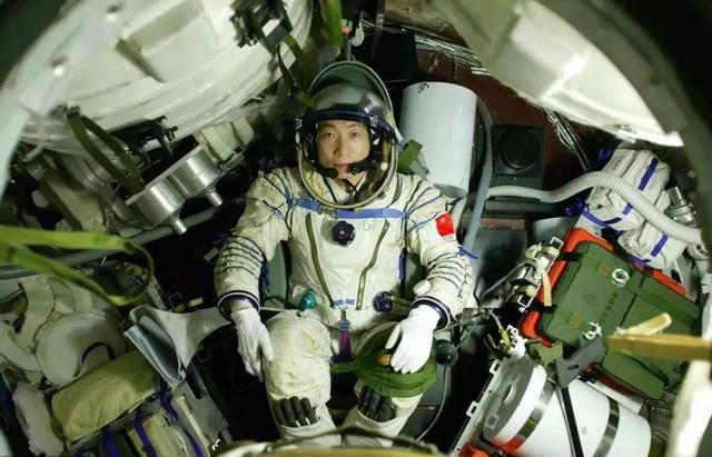 黑猩猩|杨利伟曾在太空听到“敲窗”声，多年后实情揭开，才知当时凶险