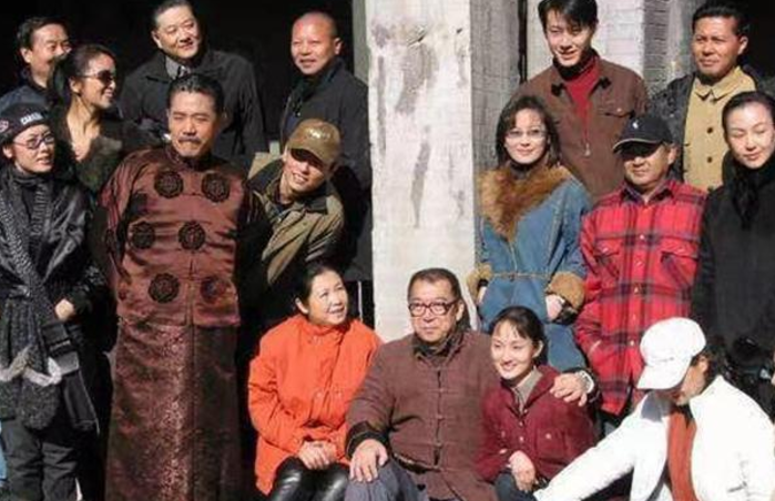 #郭宝昌#拍了三集就被撤资，导演四处求了四年才开拍，成就万人空巷的经典