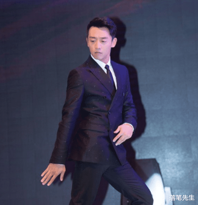 奔跑吧兄弟▲跑男“最大牌”明星，不顾镜头公然“摆弄手机”，导演看了都不敢说话