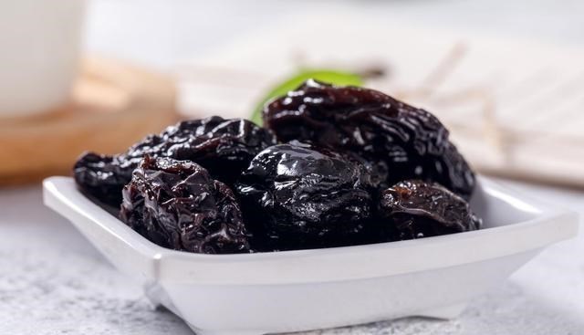 「肾病」睡觉时，若这3个部位频繁“冒汗”，可能是身体提醒你：肾病来了