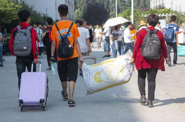 大学|录取通知书刚到:全家闹得不可开交,儿子:没钱就别供我读书!