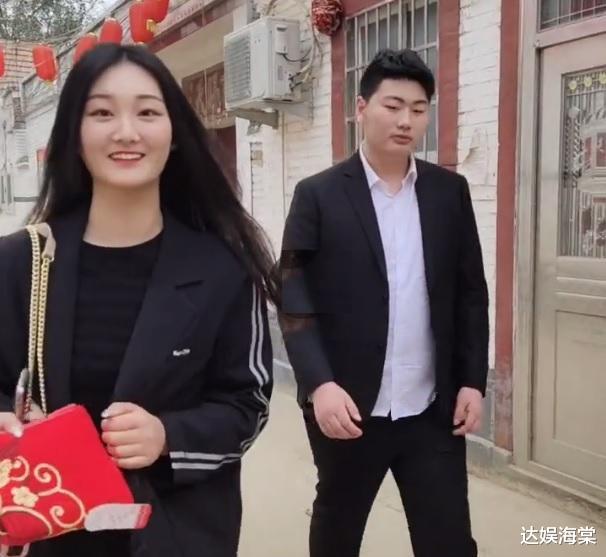 朱之文|大衣哥儿媳婚后素颜露面，开车回村接婆婆进城，50万新车引人注意
