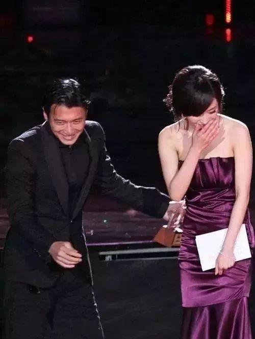 杨幂|有一种“极致美”叫杨幂穿旗袍,大玩下衣失踪,还秀出“蚂蚁腰”