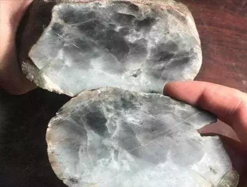 [翡翠]不听劝阻的小哥买下翡翠原石，切开后变种，最后成功回本！