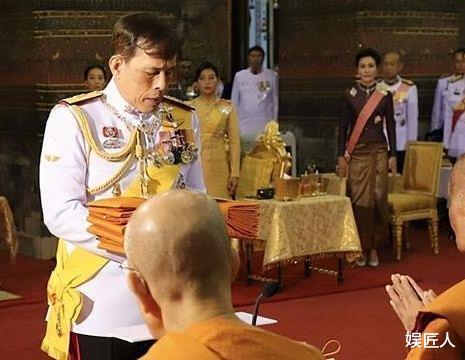 诗妮娜|诗妮娜回归后10月首亮相！瘦骨如柴脸色蜡黄，弯腰行礼真让人心疼