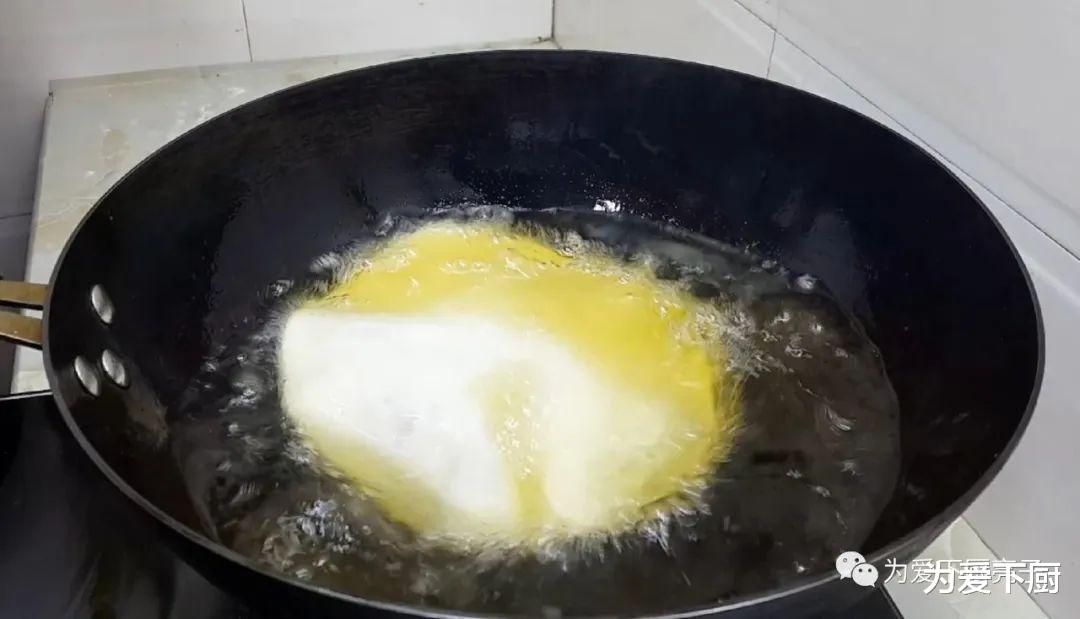 面粉■面粉这做法太香了,开水一烫,焦脆又空心,比油饼鸡蛋饼好吃几十倍