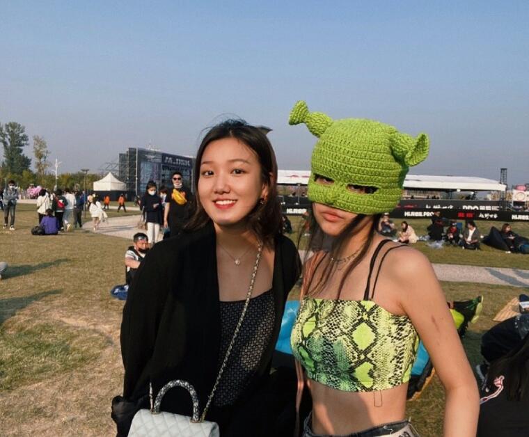 李静|李静17岁女儿现身音乐节 瘦身成功颜值倍增 笑起来神似赵露思