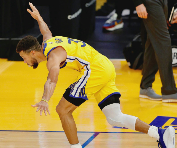 斯蒂芬·库里|62分,60分!库里打爆双枪,科尔盛赞追梦,他果然是体系球员!