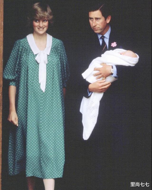 「戴安娜王妃」头一次见戴安娜王妃留长发！自然卷公主头超温婉，不留刘海更大气