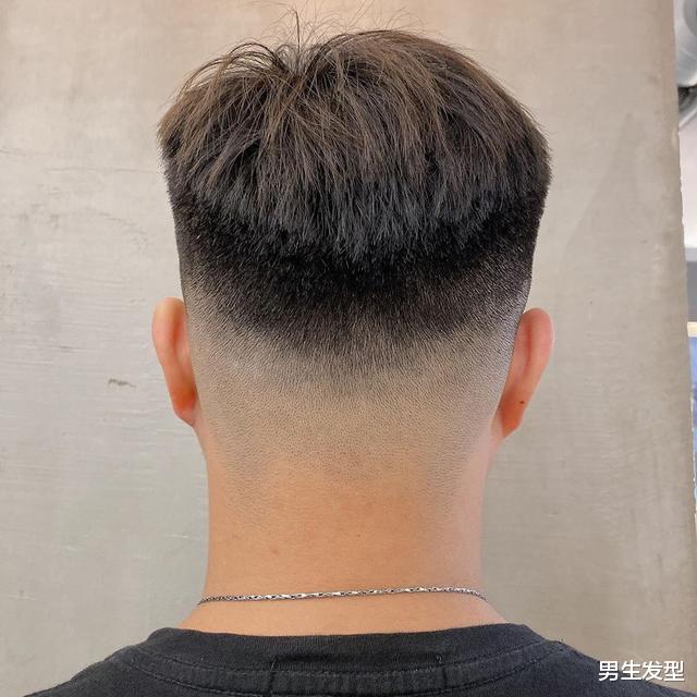 『发型』天热发型不要只会“剃光”，男士留这些时尚造型，看着就很帅气