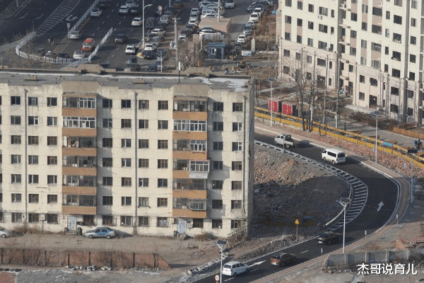 杰哥说育儿 哈尔滨个钉子户：位于道路中央，居住十年之久，最终结局令人欢喜