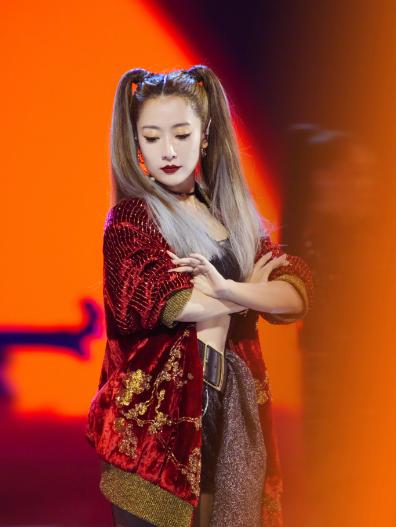 白冰|被封杀还是被淘汰？《浪姐》给白冰全脸打码，惹粉丝怒斥不尊重人