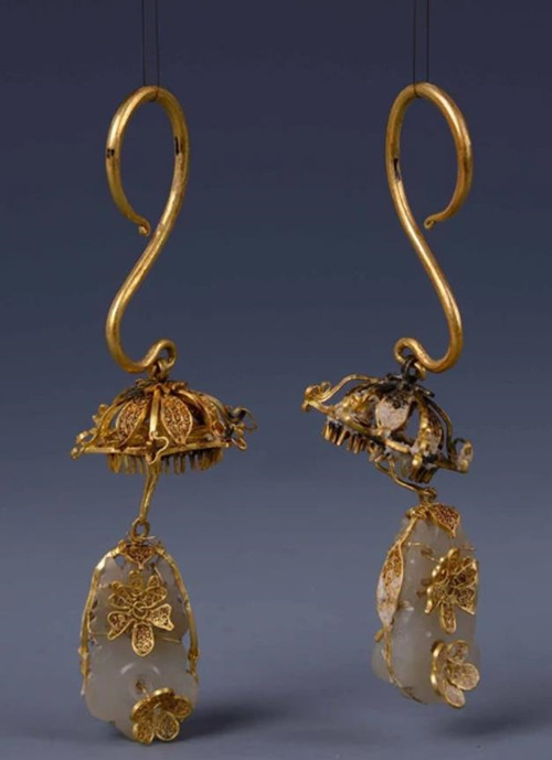 [历史揭秘]一代传奇清官，死后用草席下葬，300年后墓葬出土，发现10亿黄金