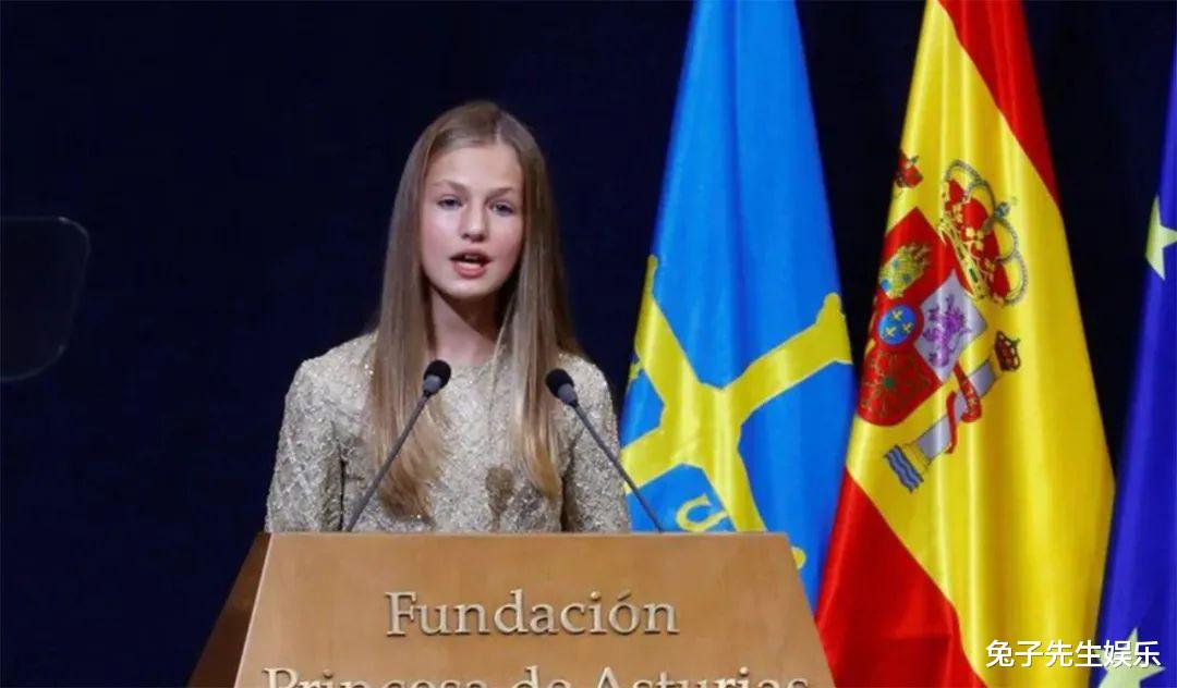 15歲西班牙公主站起來去演說，被國王爸爸捏瞭一下手，這動作太暖-圖3