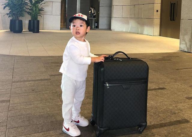 樂基兒一傢出遊，2歲兒子獨自推行李，穿奢侈品牌呆萌貴氣-圖2