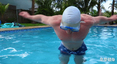 肌肉男：肌肉男每天游泳1000米，连续游了7天，看身材有多大变化