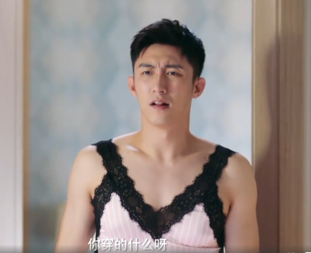 「迪丽热巴」黄景瑜穿热巴的睡衣，当他开门出来，看到他穿好的效果，笑懵了