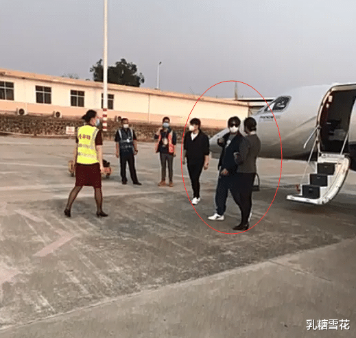 黄磊▲《向往4》西双版纳开录，黄磊一行人乘包机到机场，彭昱畅又发福了