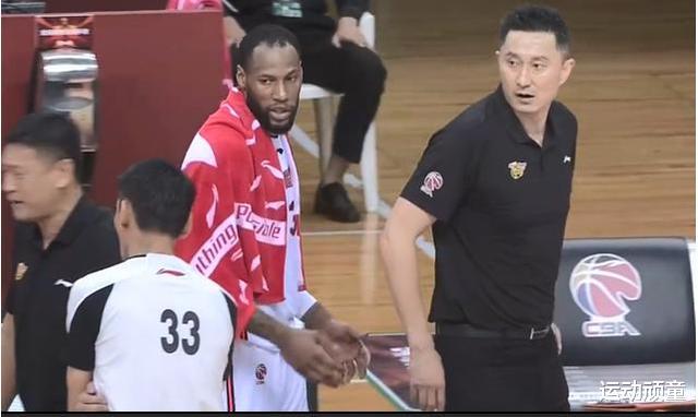 广东男篮|胡明轩为何在末节大发神威，连中续命三分？赛后杜锋曝出内幕