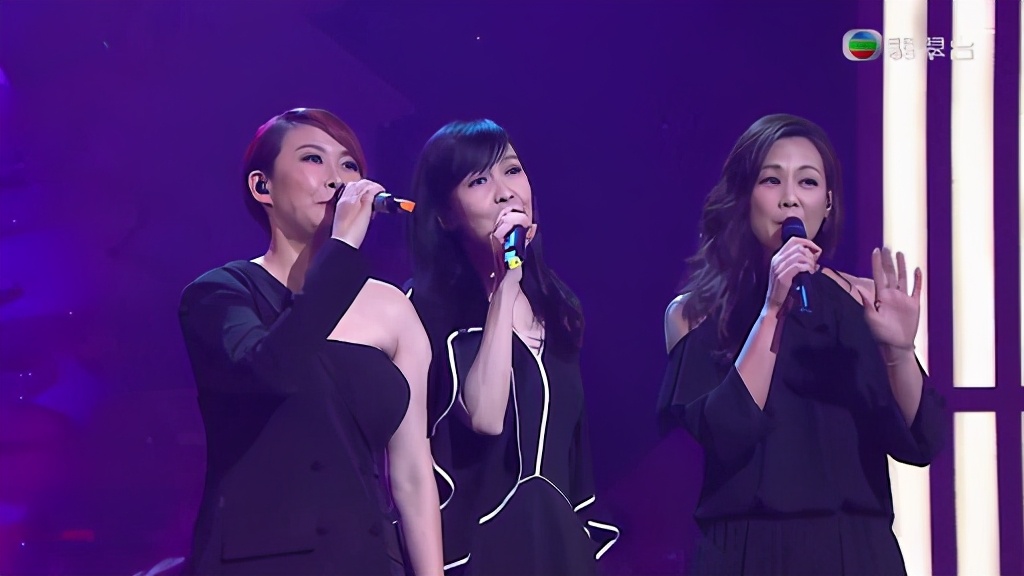 周慧敏|港版“美少女战士”罕合体！53岁周慧敏似冻龄，49岁汤宝如仍未婚