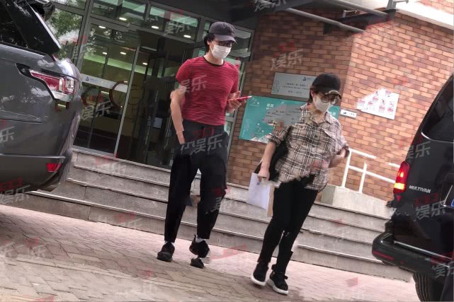 「刘璇」“体操皇后”刘璇41岁怀二胎，丈夫陪伴挺巨肚现身，身体素质超强走路带风