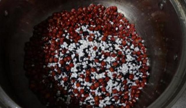 红豆|红豆跟着它一起煮，女人经常吃补血，喝一碗胜过敷上8张面膜