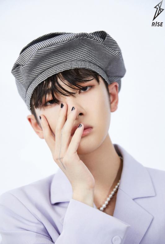 周震南|周震南的“美瞳美甲”火了，本以为会“娘”，谁料击中女粉丝的心