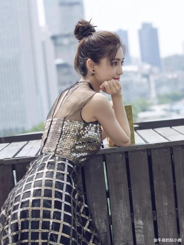 发型|别总披头散发了！今秋流行这4款入秋发型，风格百搭还优雅减龄