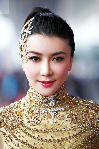 女星沦为18线后,为了"讨好"观众,只能穿上这种衣服商演走穴 !